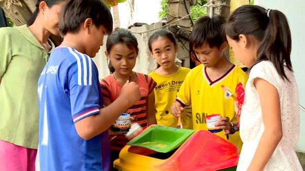 Trẻ em tại huyện đảo trang trí cho những “Thùng rác TPBVSK An Trĩ Vương”