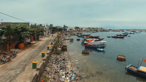 “Thùng rác TPBVSK An Trĩ Vương” được đặt dọc bờ biển huyện đảo Lý Sơn