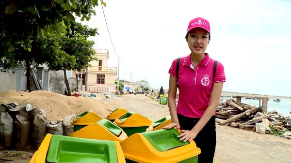 Thí sinh Hoa hậu Việt Nam Lê Trần Ngọc Trân bên cạnh những “thùng rác ”
