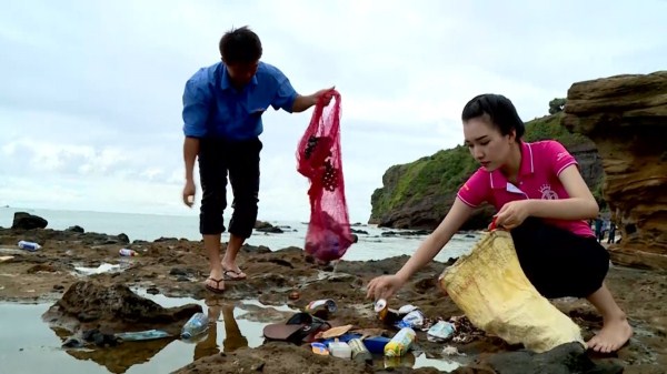 Thí sinh Hoa hậu Việt Nam cùng tình nguyện viên dọn rác tại bờ biển huyện đảo Lý Sơn